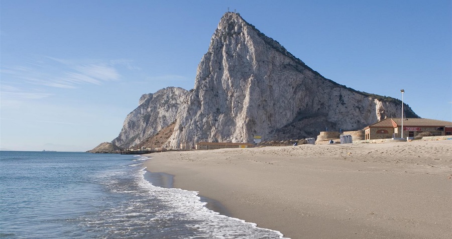 LA ATUNARA STRAND AUF DER LINIE